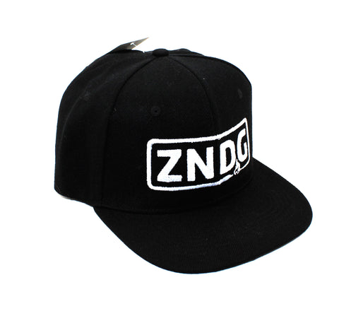 Snap Back Cap ZNDG Schwarz mit weißen Logo